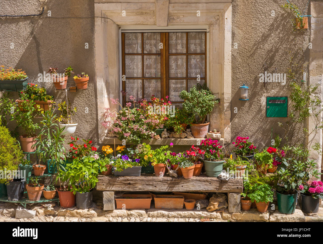 Blumenfenster dans Cabrières-d'Avignon, Provence, France Banque D'Images