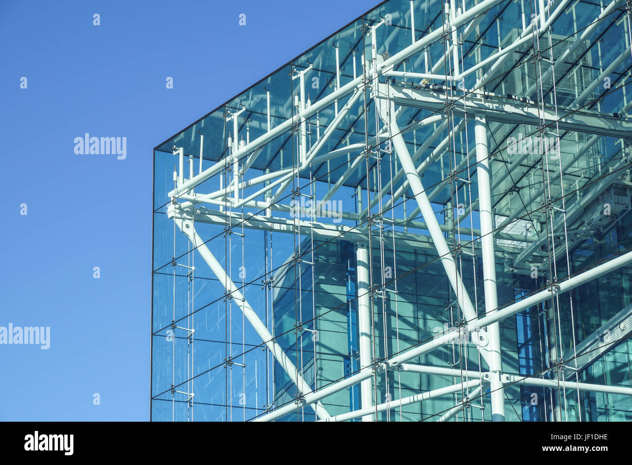 Bâtiment bleu tous les carrés de verre patern sur fond de ciel blanc Banque D'Images