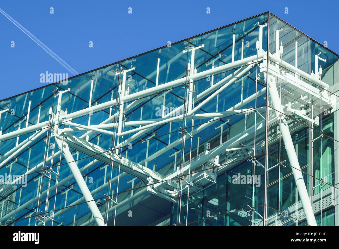 Bâtiment bleu tous les carrés de verre patern sur fond de ciel blanc Banque D'Images