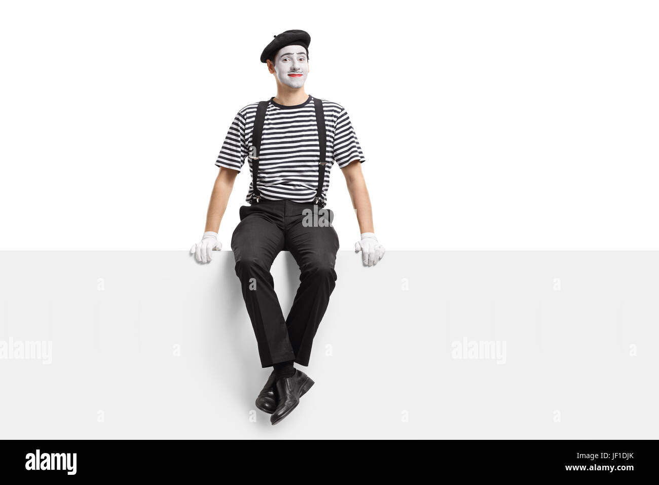 Artiste Mime assis sur un panneau isolé sur fond blanc Banque D'Images