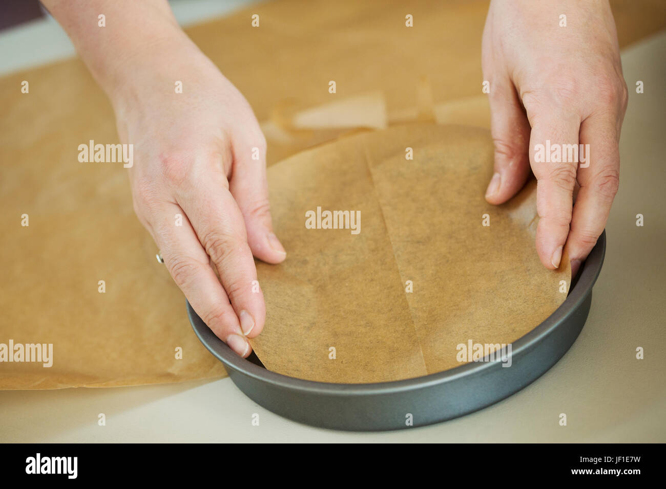 Moule à gâteau carré pour garçon avec papier sulfurisé, gros plan Photo  Stock - Alamy