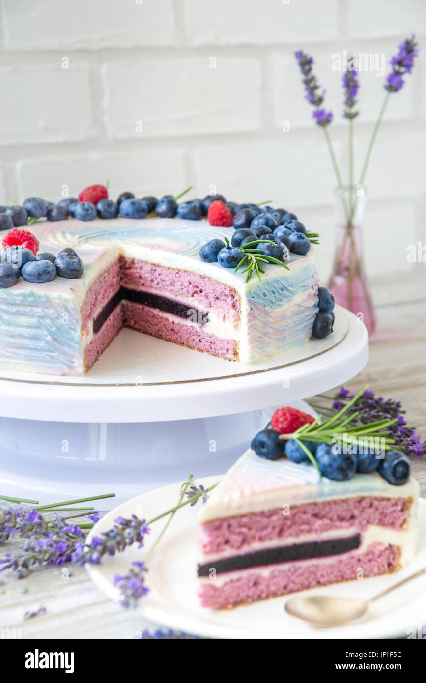 Gateau A La Lavande Avec Des Baies Et Des Fleurs Sur Un Fond De Bois Natiral La Lumiere Couleurs Naturelles Photo Stock Alamy Gateau A La Lavande Avec Des Baies Et Des Fleurs Sur Un Fond De Bois Natiral La Lumiere Couleurs Naturelles Photo Stock Alamy