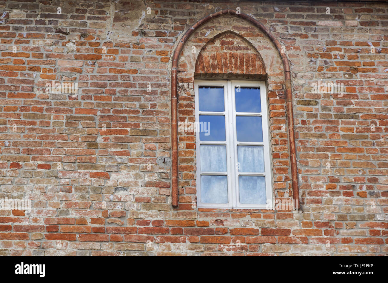 Fenêtre du château dans un style médiéval. Fenêtre en arche sur une façade de mur médiéval. Biforium - ancienne fenêtre avec colonne, ancien élément de l'architecture romaine et gothique. Banque D'Images