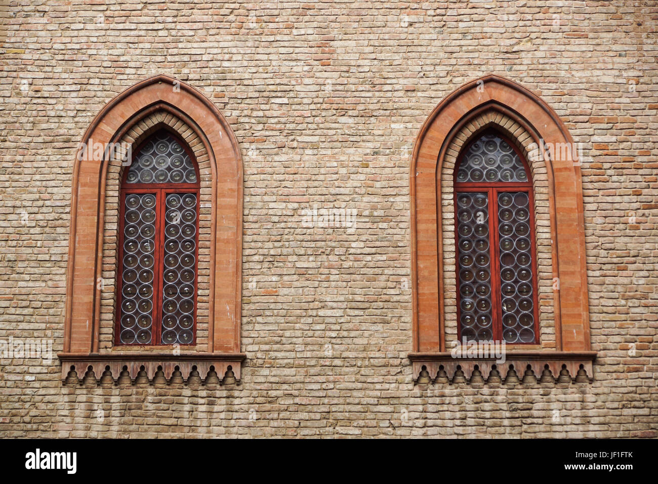 Fenêtre du château dans un style médiéval. Fenêtre en arche sur une façade de mur médiéval. Biforium - ancienne fenêtre avec colonne, ancien élément de l'architecture romaine et gothique. Banque D'Images