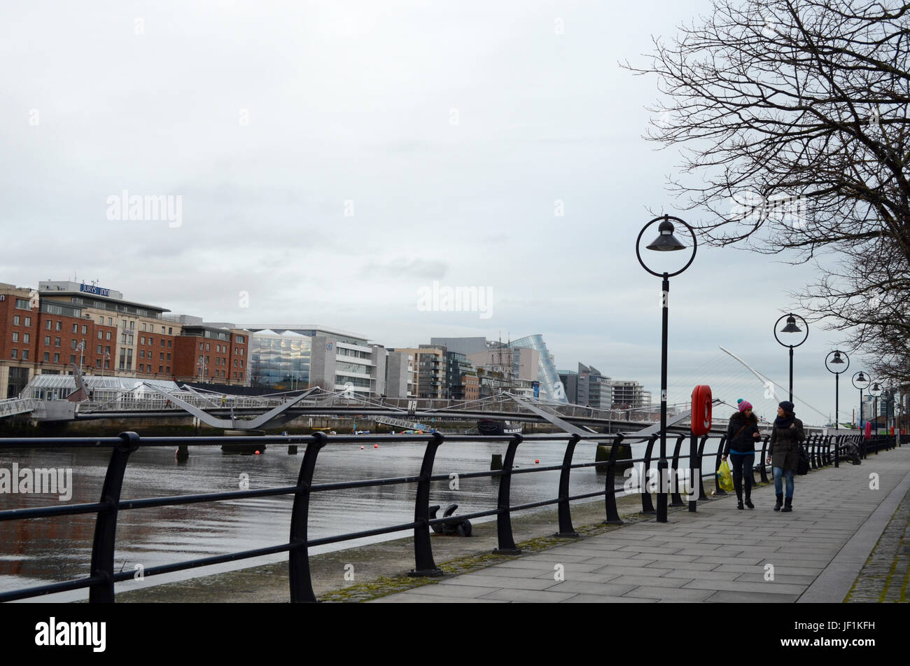 Seán O'Casey pont et marcher le long de la rivière Liffey à Dublin, Irlande Banque D'Images