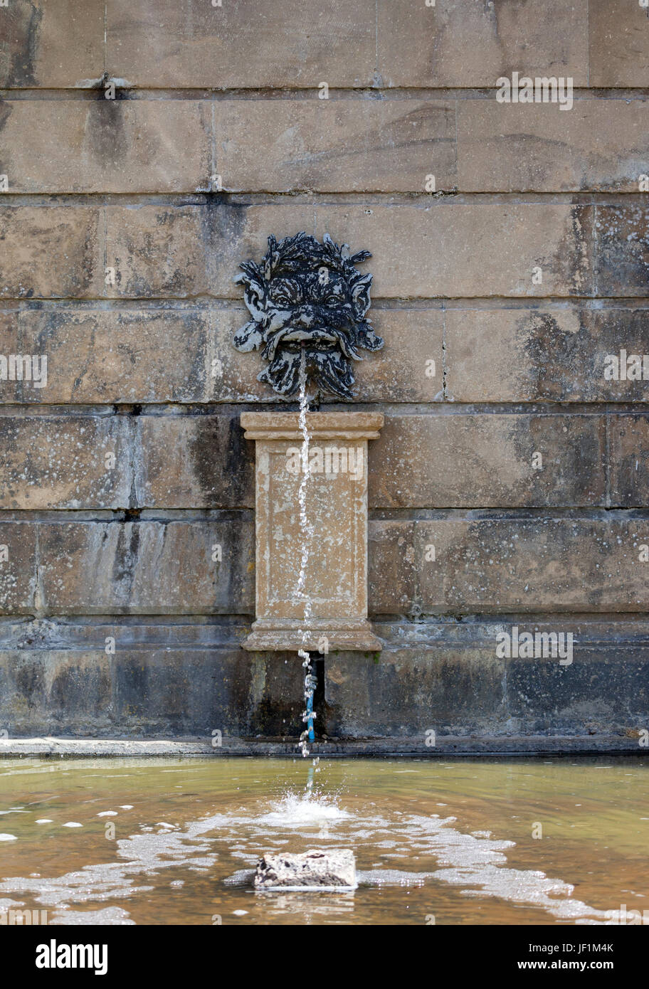 Fontaine de dieu fleuve masque dans le Bowes Museum Gardens, Barnard Castle, Teesdale, County Durham, Royaume-Uni. Banque D'Images