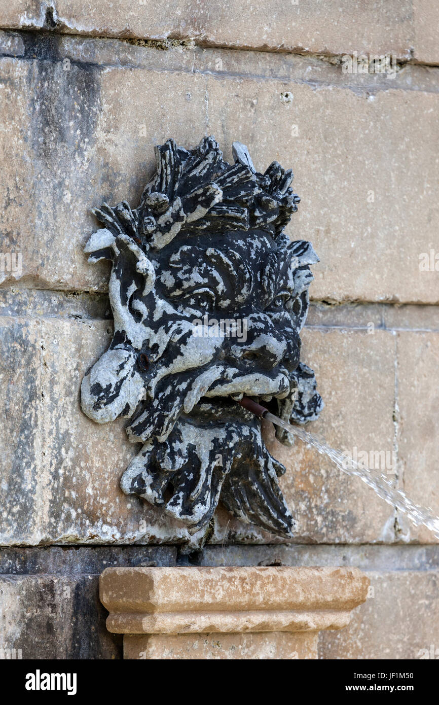 Fontaine de dieu fleuve masque dans le Bowes Museum Gardens, Barnard Castle, Teesdale, County Durham, Royaume-Uni. Banque D'Images