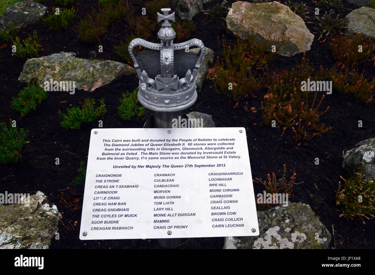 Cairn du Jubilé de diamant de la reine Elizabeth dans le centre de Ballater, Aberdeenshire, Scotland, UK. Banque D'Images