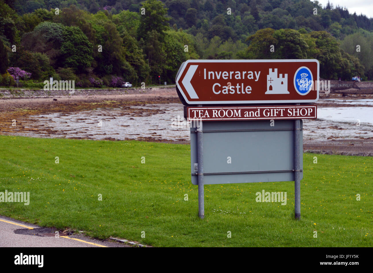 Roadsign touristiques marron à l'extérieur de Inveraray Castle qui est la maison du duc et de la duchesse d'Argyll, ouest de l'Écosse, au Royaume-Uni. Banque D'Images