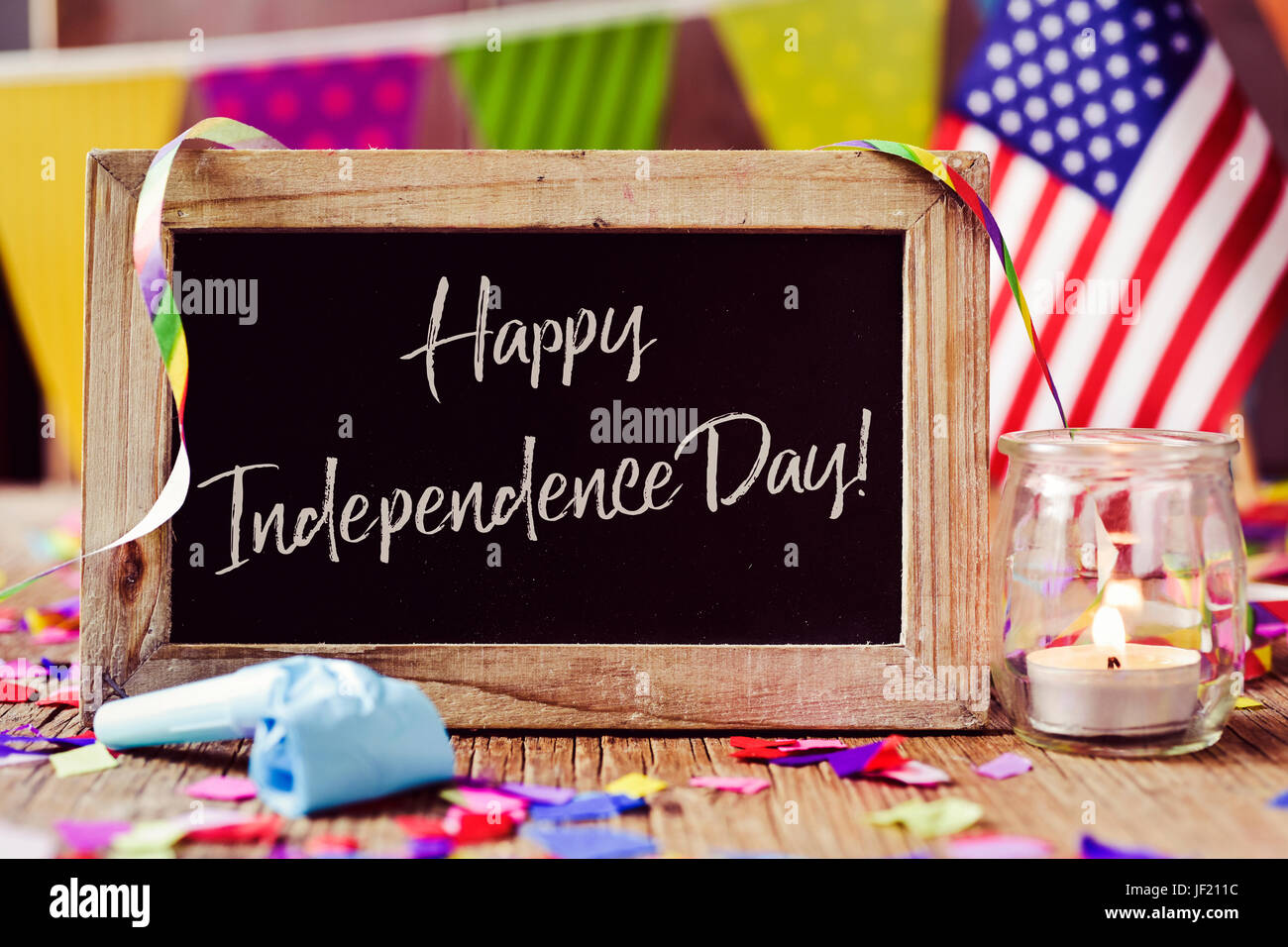 Tableau en bois avec la joyeuse fête de l'indépendance du texte écrit en C et un drapeau américain, placé sur un fond de bois rustique saupoudré de Banque D'Images