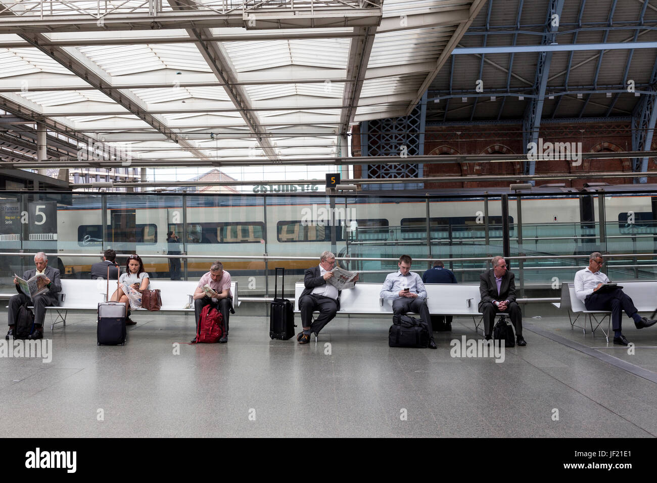 Londres, Royaume-Uni - 22 juin 2017 : Les passagers attendre leurs trains s'occuper de leur propre vie à St Pancras station gémissez. Banque D'Images