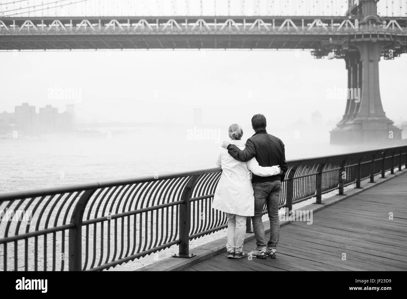 Couple looking at bridge Banque D'Images
