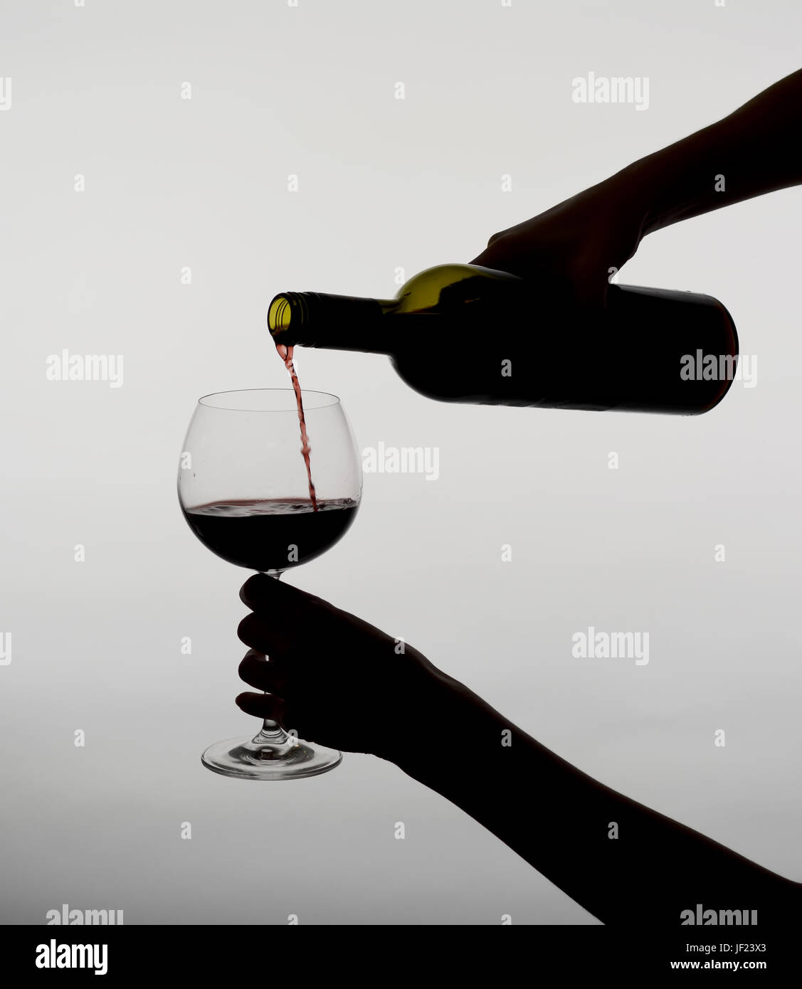 Woman pouring red wine Banque D'Images