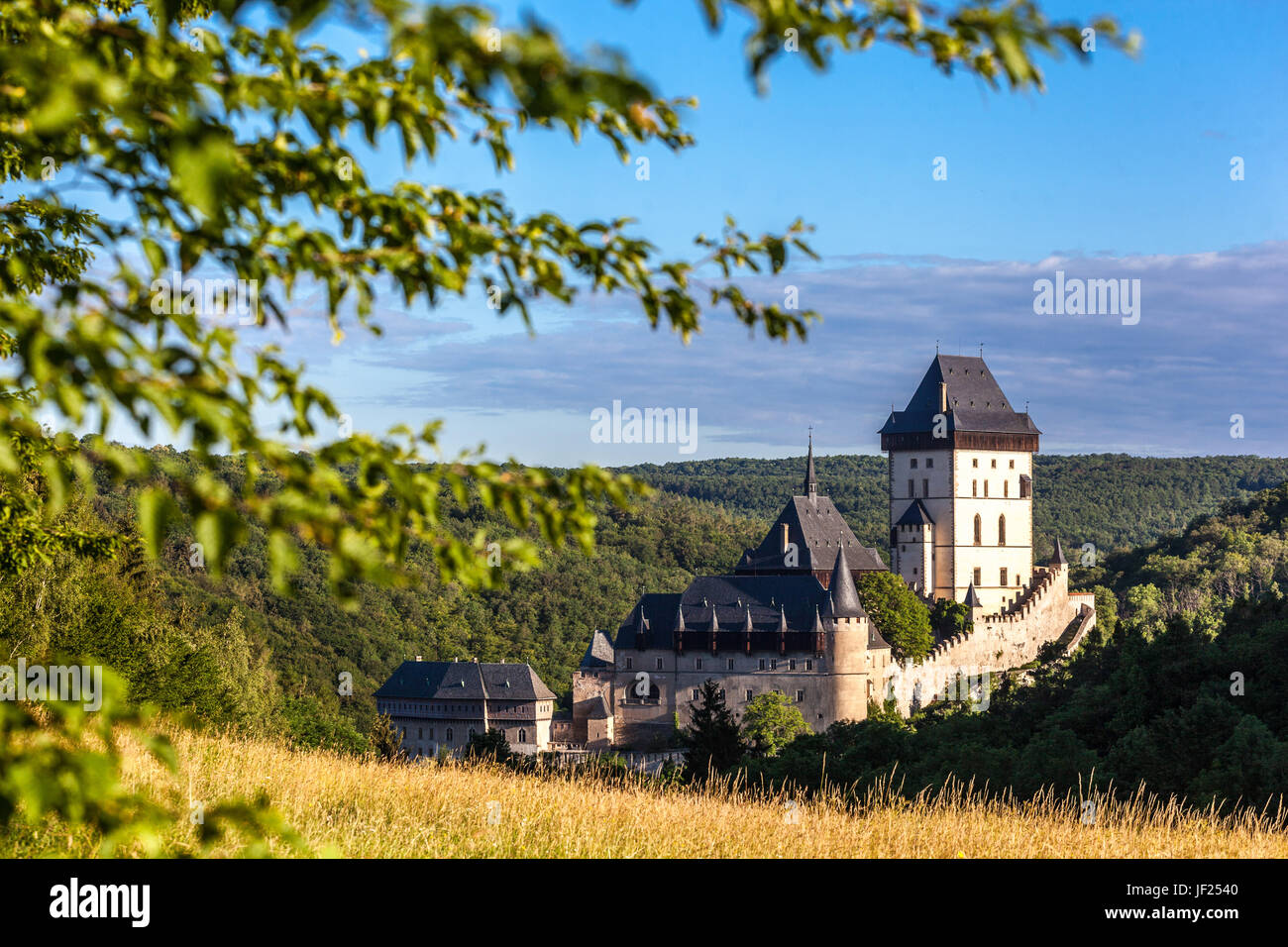 Châteaux tchèques château de Karlstejn République tchèque vue sur la campagne paysage, château royal construit au milieu de forêts profondes Banque D'Images