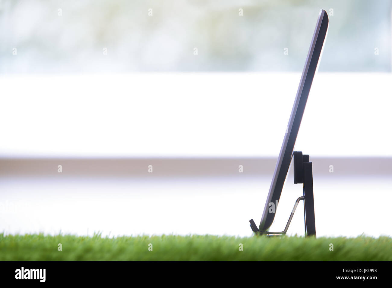 Tablette numérique dans un bureau d'herbe Banque D'Images