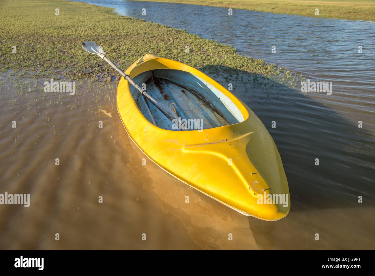 Kayak à côté de l'eau Banque D'Images