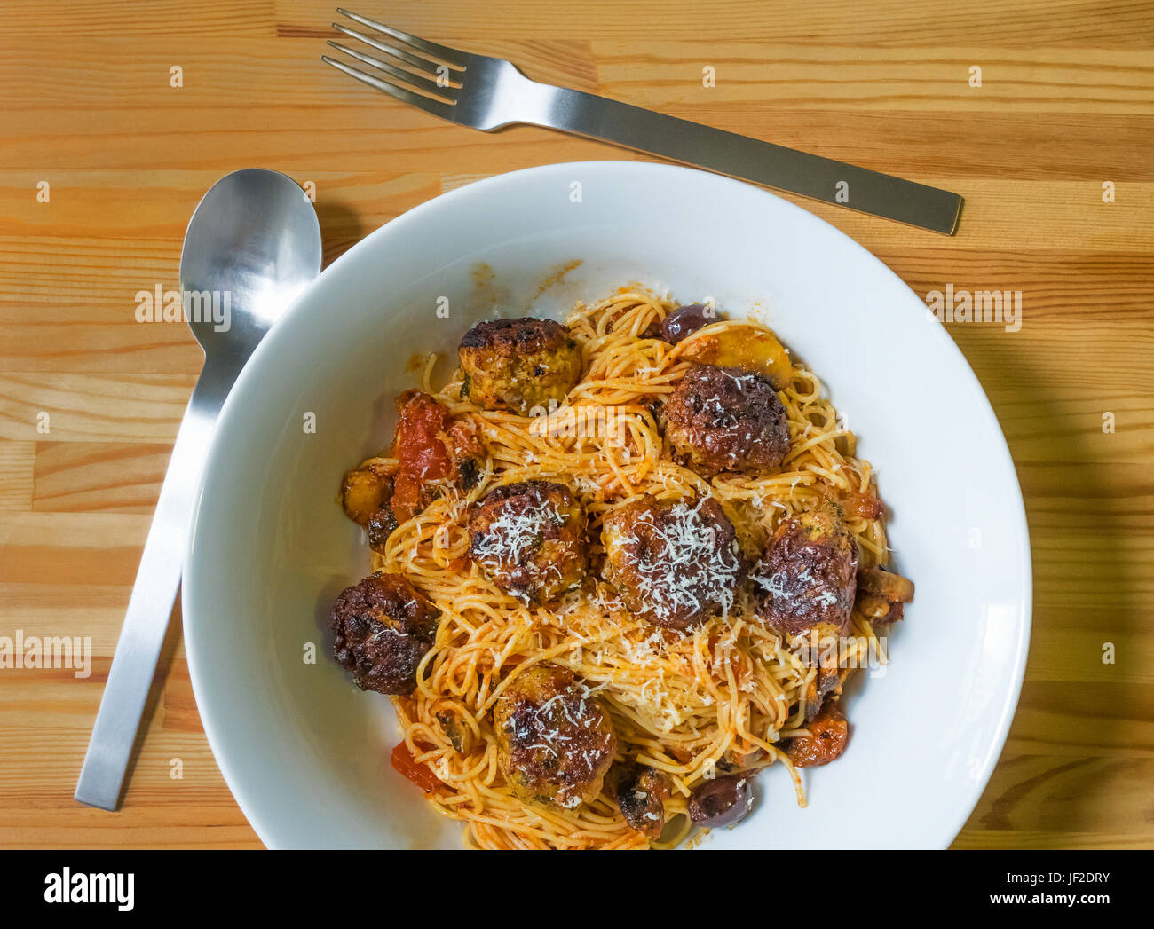 Spaghetti et boulettes de viande italienne dans un bol blanc Banque D'Images