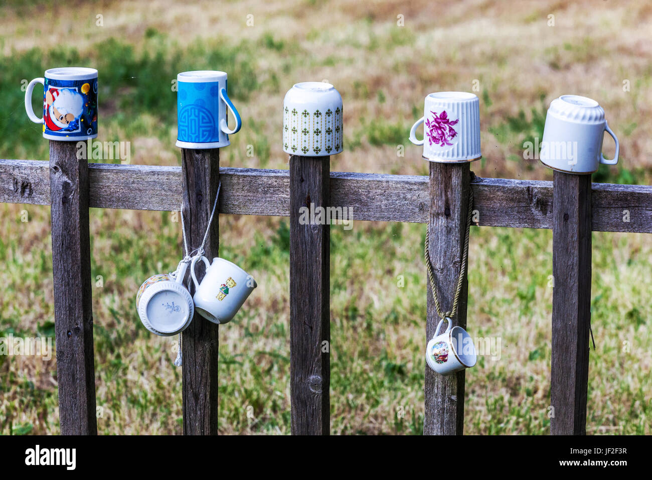 Tasses en céramique accroché sur la clôture en bois, Etendoir, République Tchèque Banque D'Images
