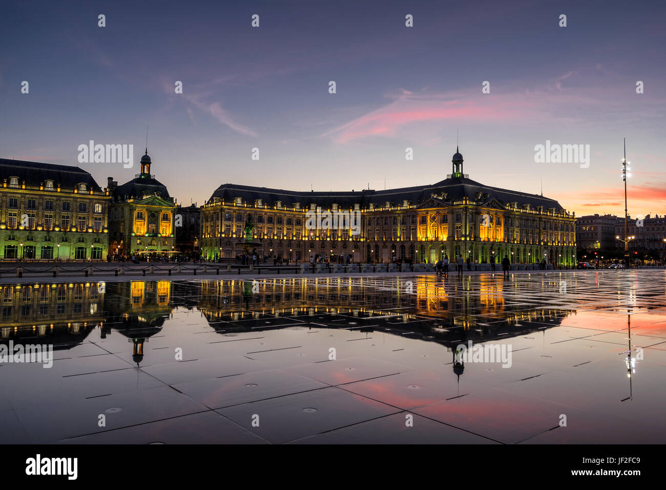 Place de la Bourse et miroir d'eau à Bordeaux Banque D'Images
