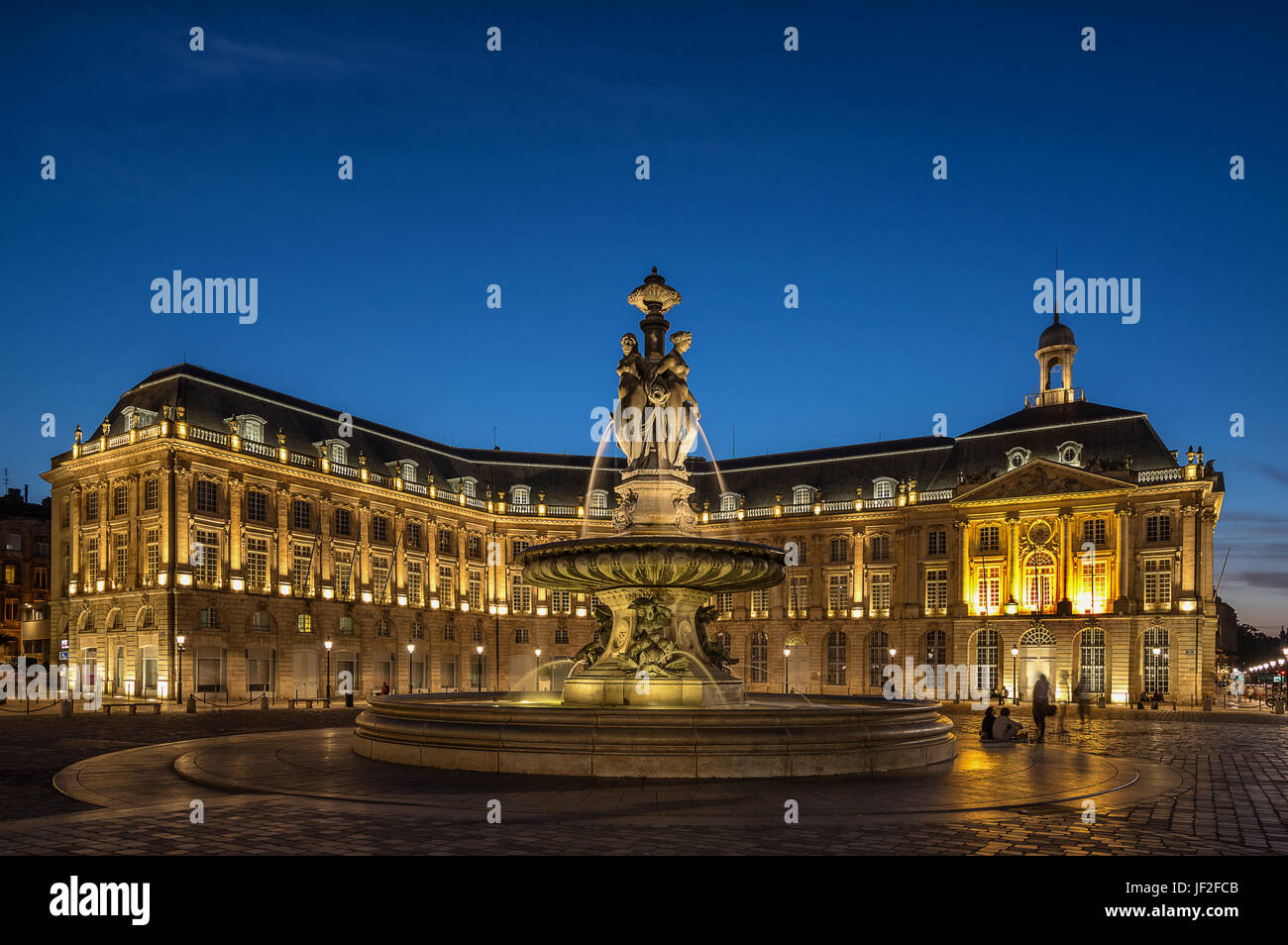 Place de la Bourse et miroir d'eau à Bordeaux Banque D'Images