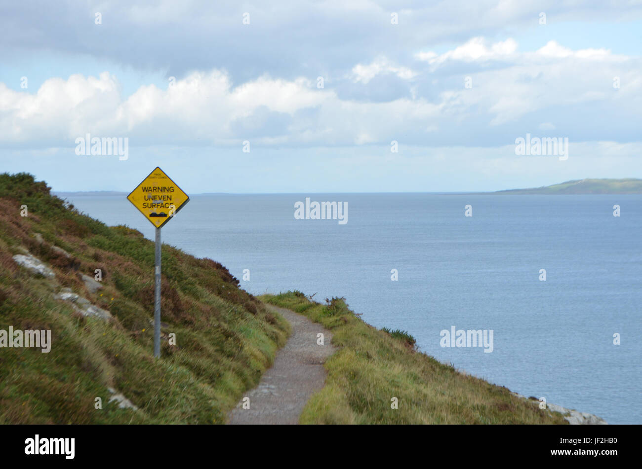 Surface inégale signe sur la piste de marche des montagnes Rocheuses par la mer dans la côte de l'Irlande, Ben Howth Banque D'Images