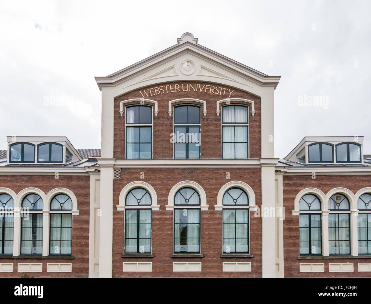 Haut de la façade de l'ancienne école, maintenant l'Université Webster, dans la vieille ville de Leiden, ville en Hollande du Sud, Pays-Bas Banque D'Images