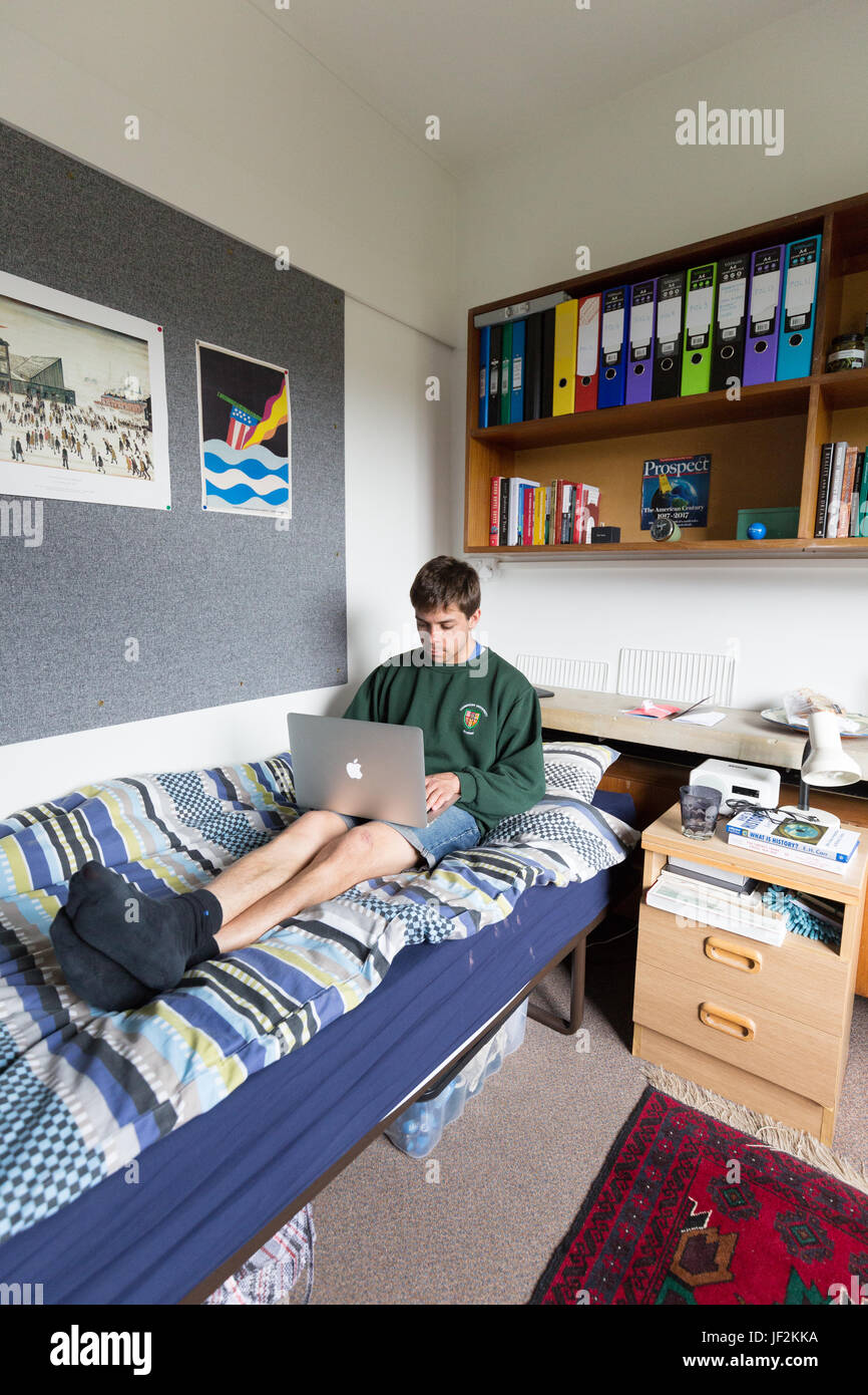 Un étudiant à l'Université d'étudier dans sa chambre, Queens College l'Université de Cambridge CAMBRIDGE UK Banque D'Images