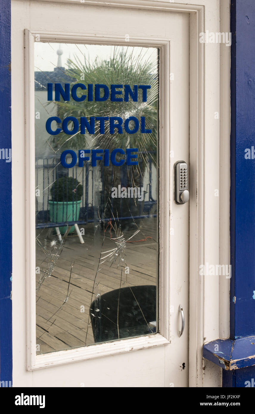 Funny sign on broken glass door Banque D'Images