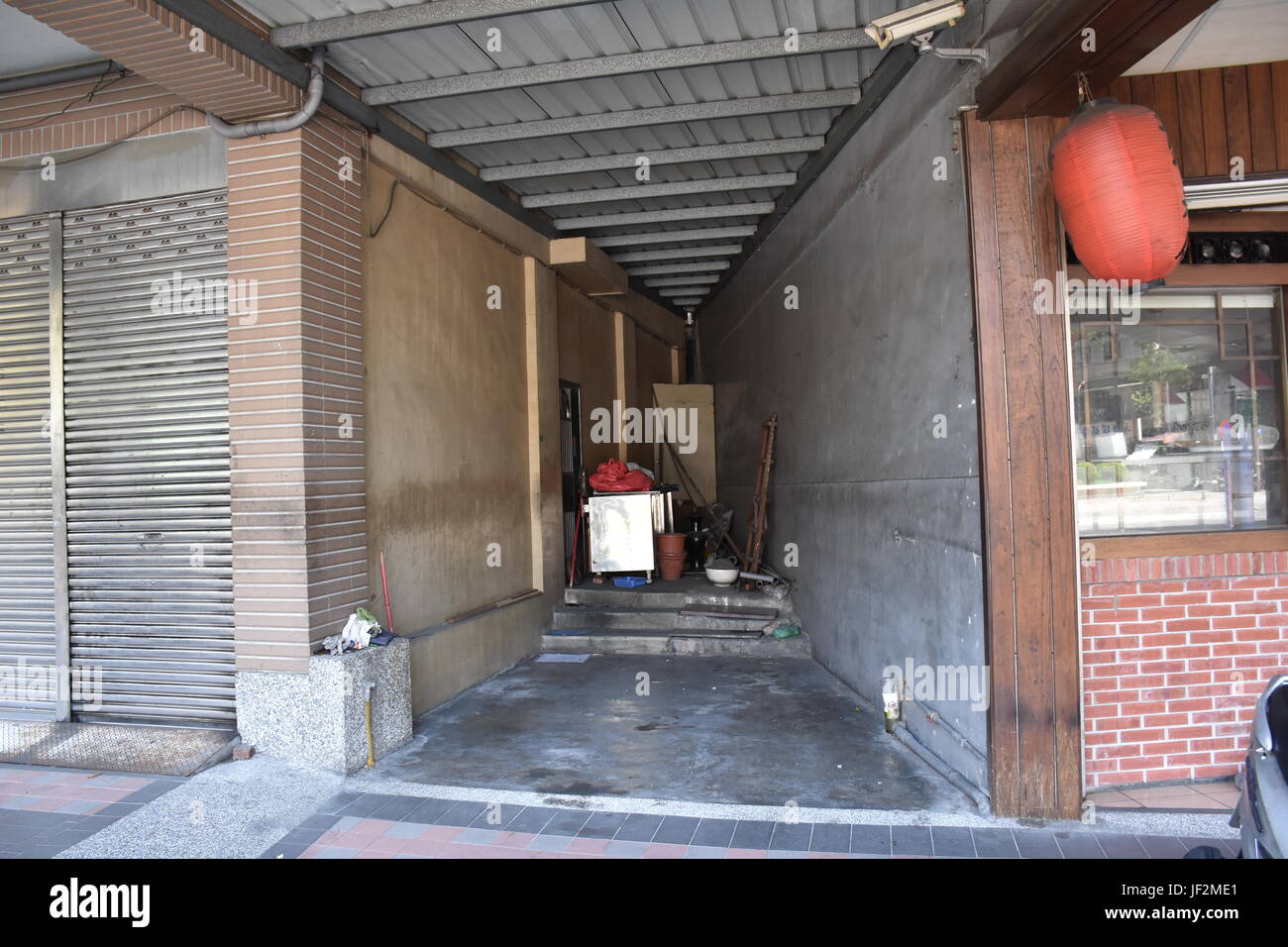 Une petite zone non utilisée d'un bâtiment qui sera un jour avoir un petit magasin à elle. Très mignon et petit espace. Banque D'Images