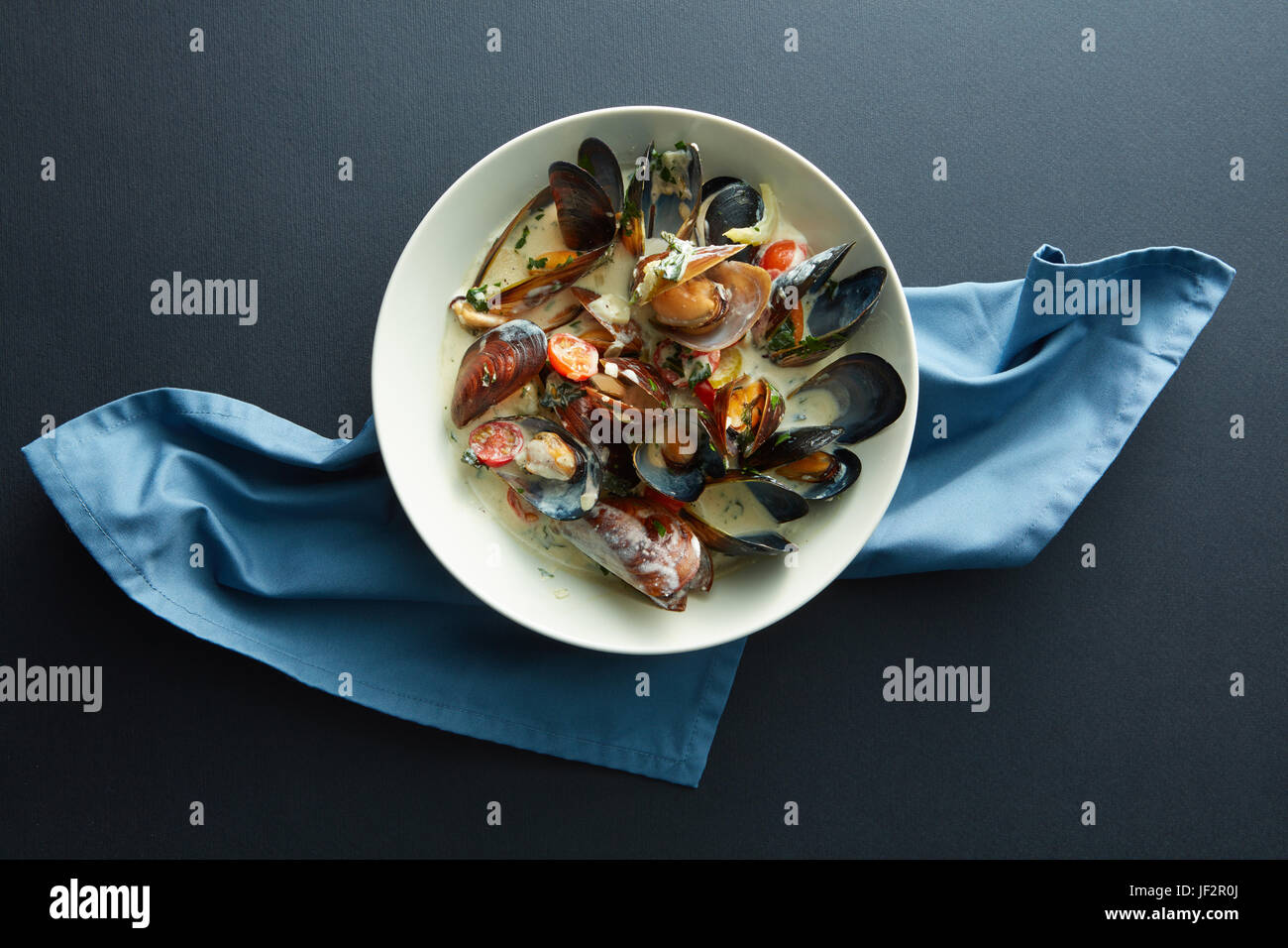 Assiette de moules dans une sauce à l'ail Banque D'Images