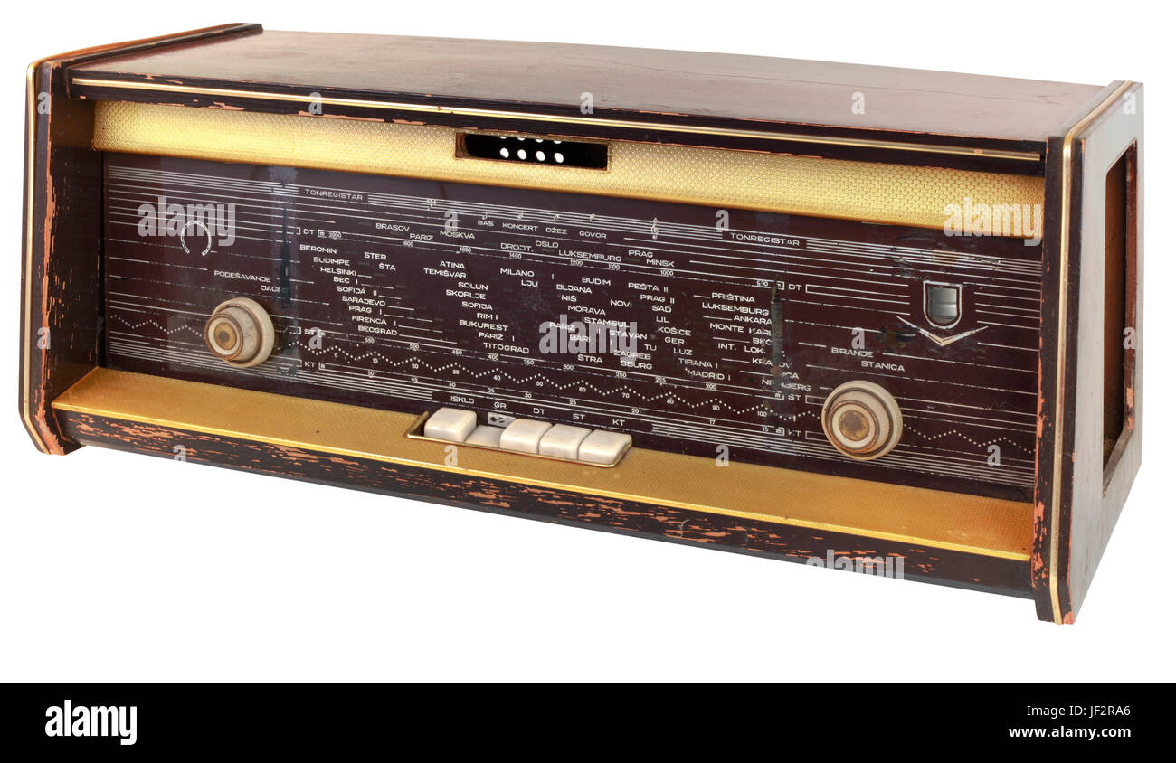 Vieux appareils radio en bois isolé avec Clipping Path Banque D'Images