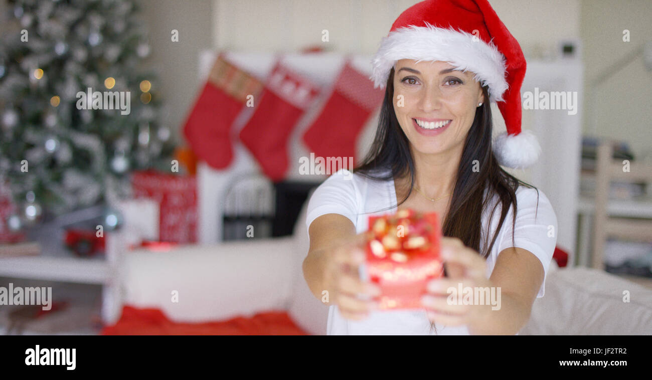 Superbe jeune femme offrant un cadeau de Noël Banque D'Images