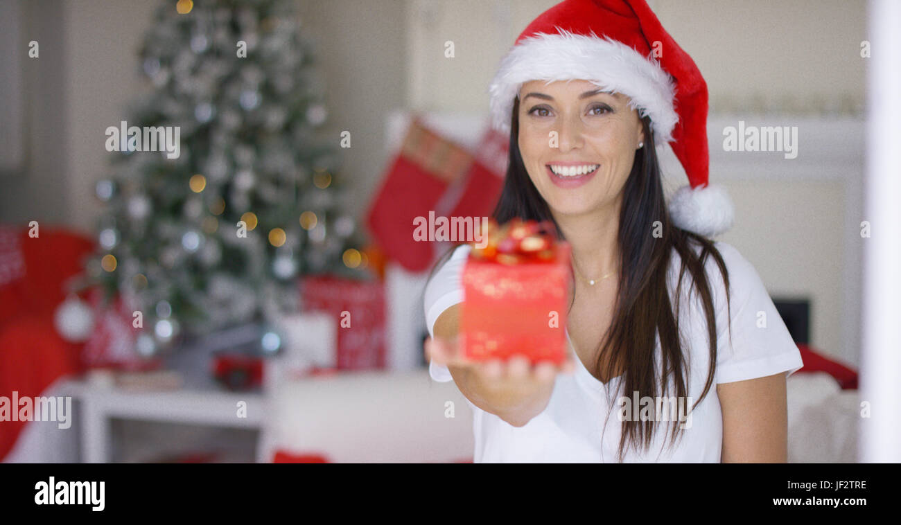 Superbe jeune femme offrant un cadeau de Noël Banque D'Images