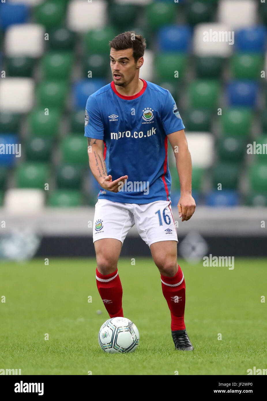 Linfield's Matthew Clarke au cours de la Ligue des champions de qualification à Windsor Park, Belfast. ASSOCIATION DE PRESSE Photo. Photo date : mercredi 28 juin, 2017. Voir l'ACTIVITÉ DE SOCCER histoire Linfield. Crédit photo doit se lire : Niall Carson/PA Wire Banque D'Images