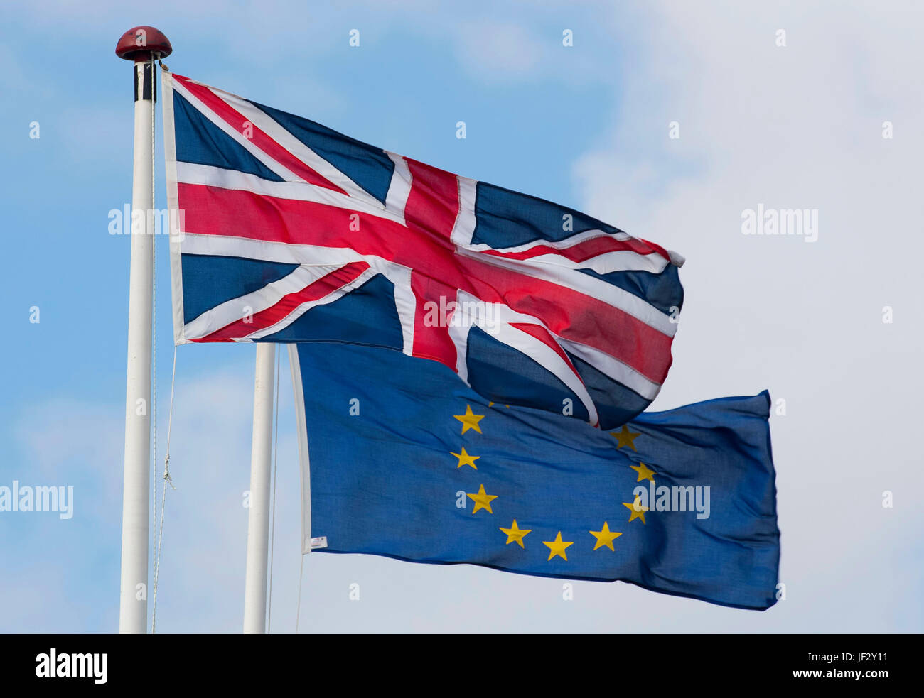 L'Union européenne et l'Union Jack britannique coup de drapeaux dans le vent. Le Royaume-Uni a voté pour quitter l'UE dans le cadre d'un référendum. Banque D'Images