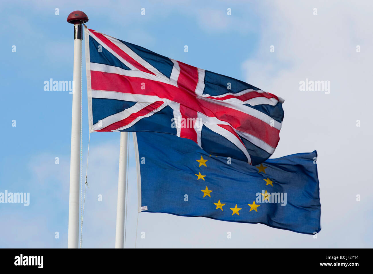 L'Union européenne et l'Union Jack britannique coup de drapeaux dans le vent. Le Royaume-Uni a voté pour quitter l'UE dans le cadre d'un référendum. Banque D'Images