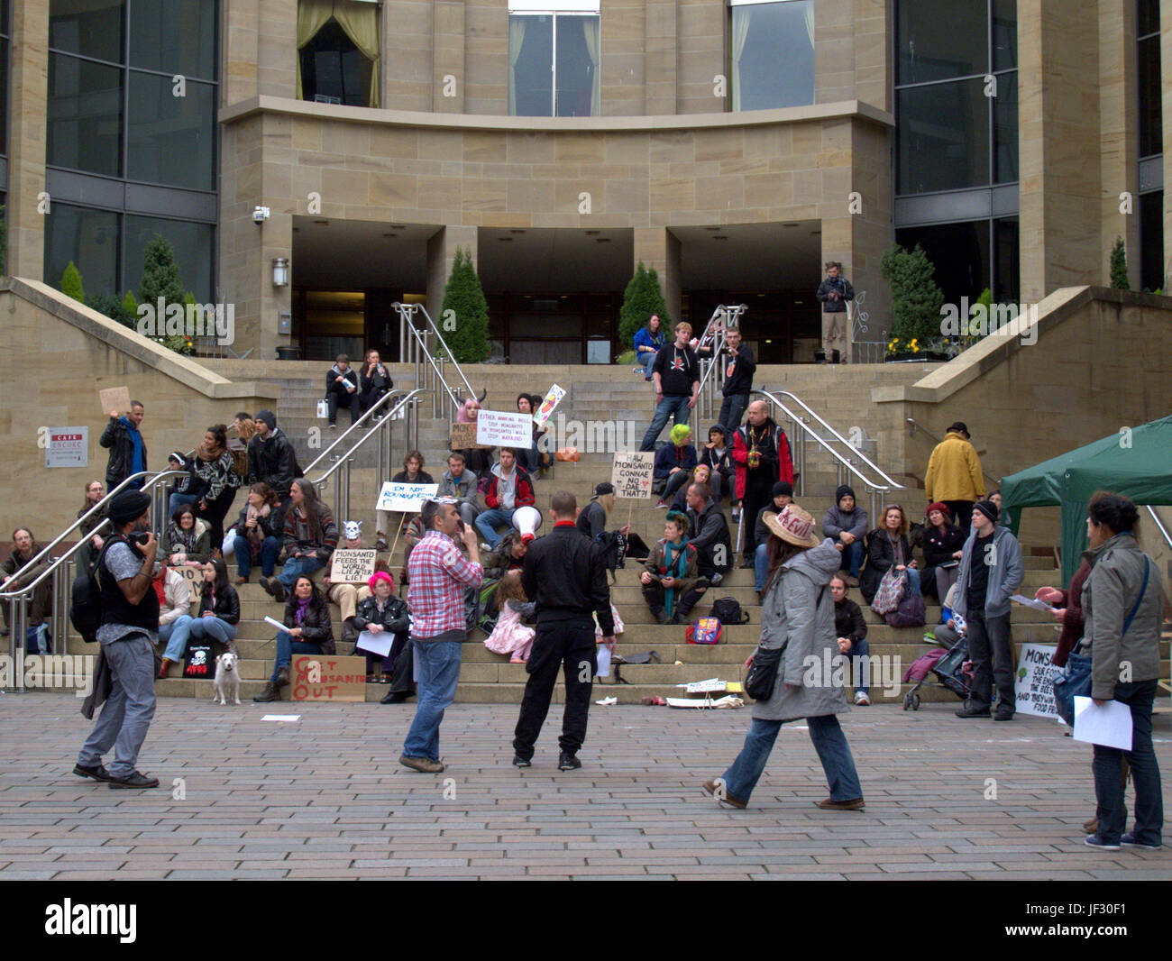 Protestation anti Monsanto génétique verte sur les marches de la Glasgow Royal Concert Hall Banque D'Images