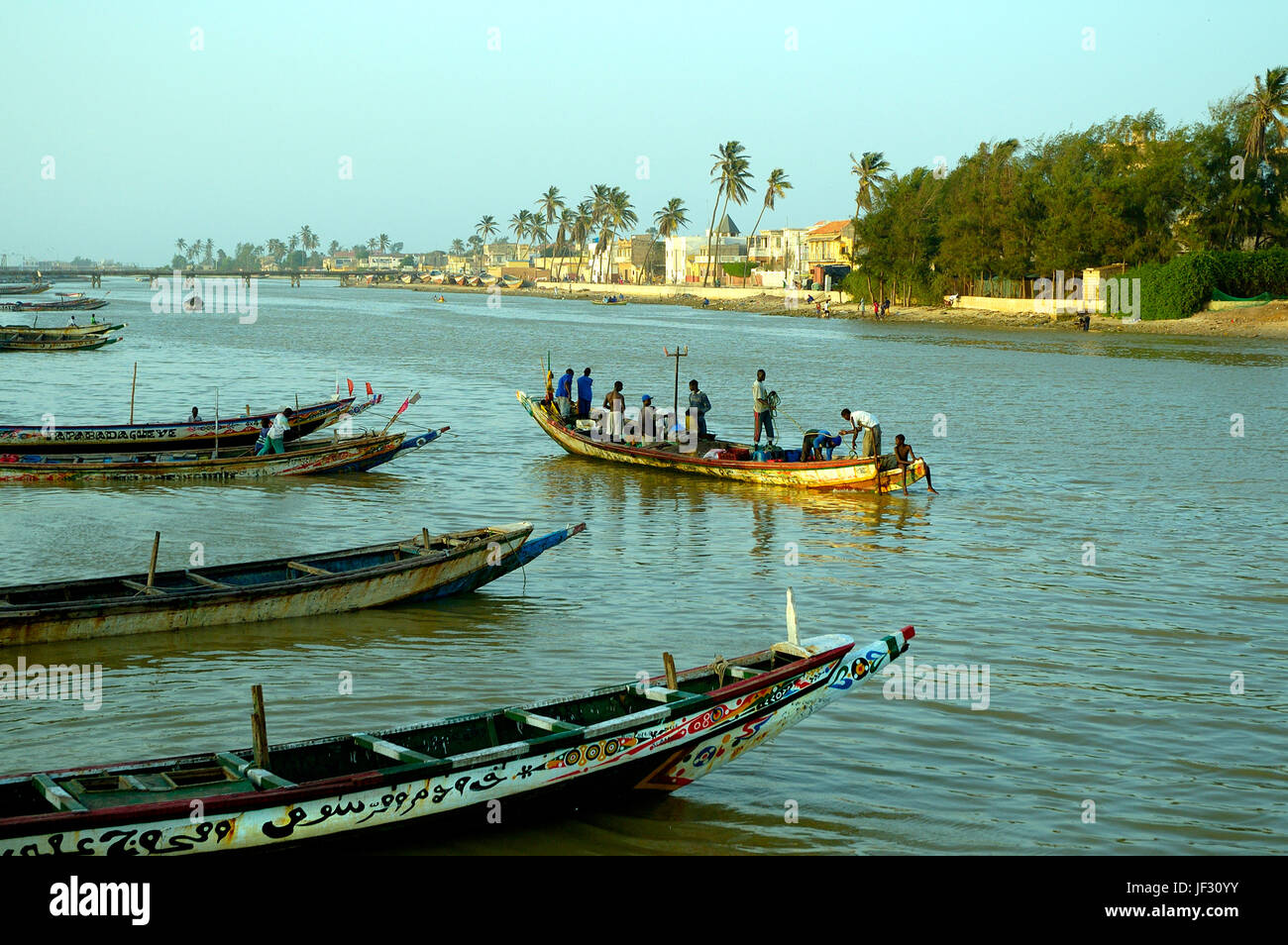 Les pêcheurs dans le fleuve Sénégal. Saint Louis, Site du patrimoine mondial de l'UNESCO. Sénégal Banque D'Images