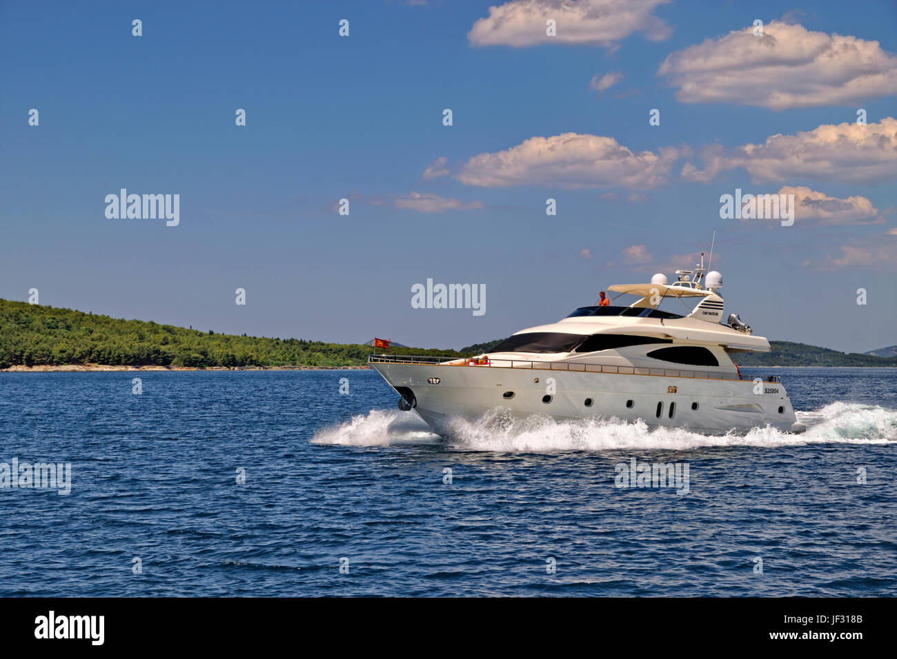 Yacht à moteur sur la rivière Cikola près de Sibenik, Croatie. Banque D'Images