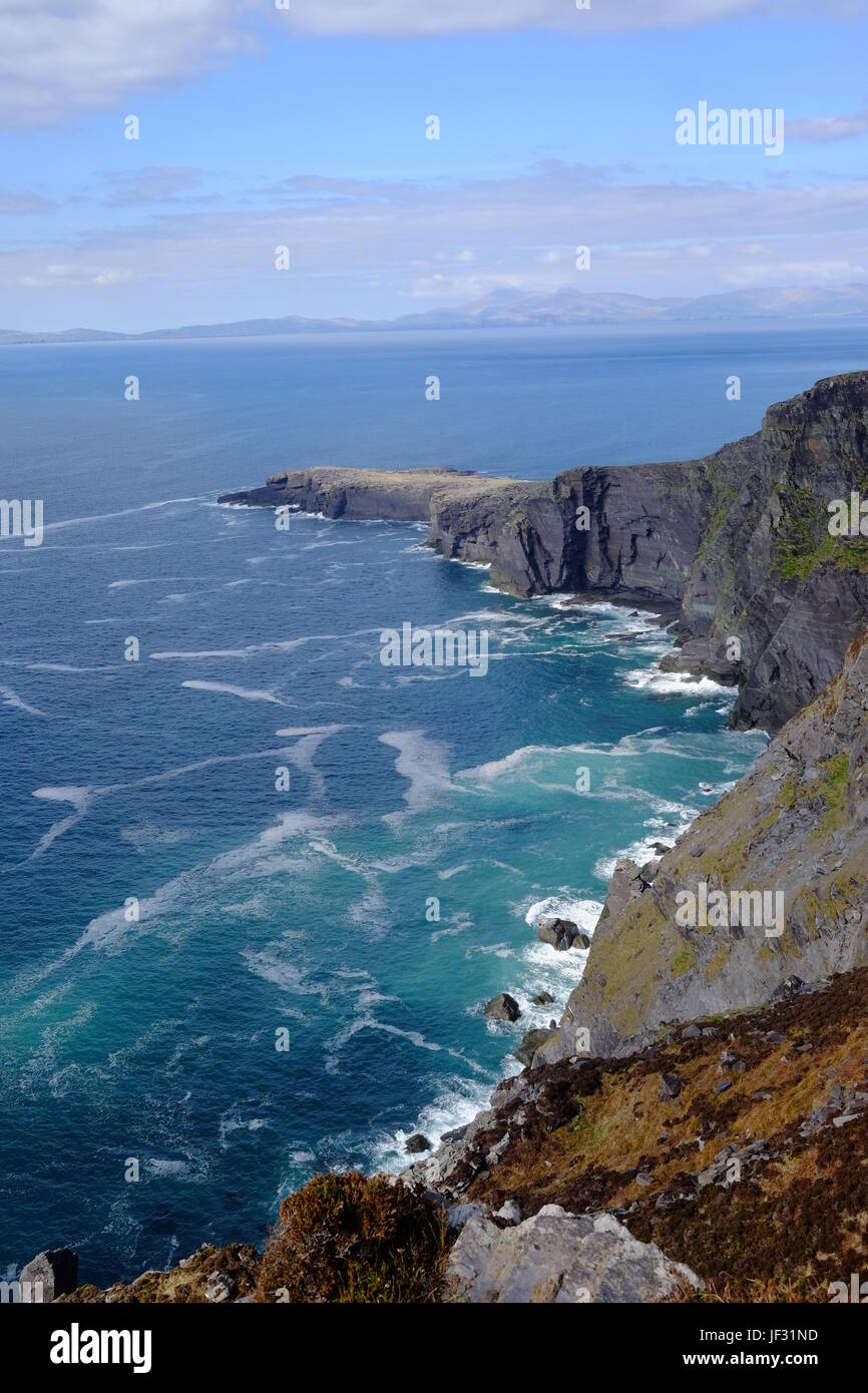 Vue depuis la montagne Geokaun sur Fogher falaises, Valentia Island, comté de Kerry, Irlande. Le point le plus élevé sur l'île de Valentia. Vue vers Dingle. Banque D'Images