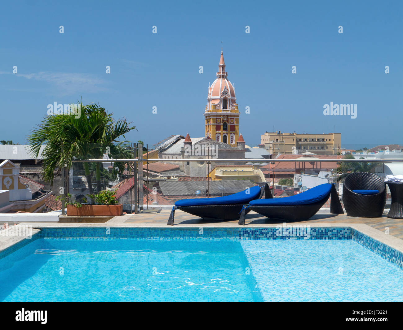 Ancien et nouveau : à partir de la cathédrale de Carthagène sur le toit de l'hôtel avec piscine, Cartagène, Colombie Banque D'Images