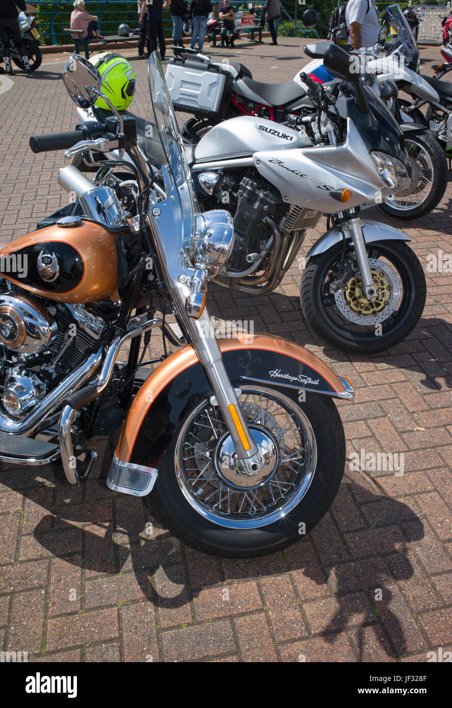 Harley Davidson, Suzuki, et d'autres motos garées off road près de la  jetée, Southport, Royaume-Uni Photo Stock - Alamy