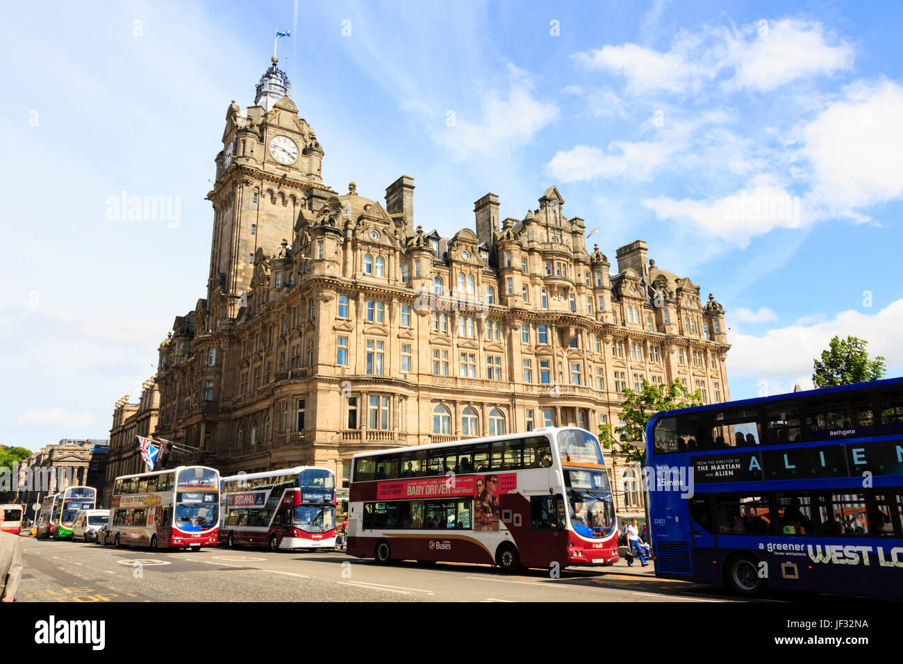 Des autobus sur Princes Street à l'extérieur de l'Hôtel Balmoral, Édimbourg, Écosse. Banque D'Images