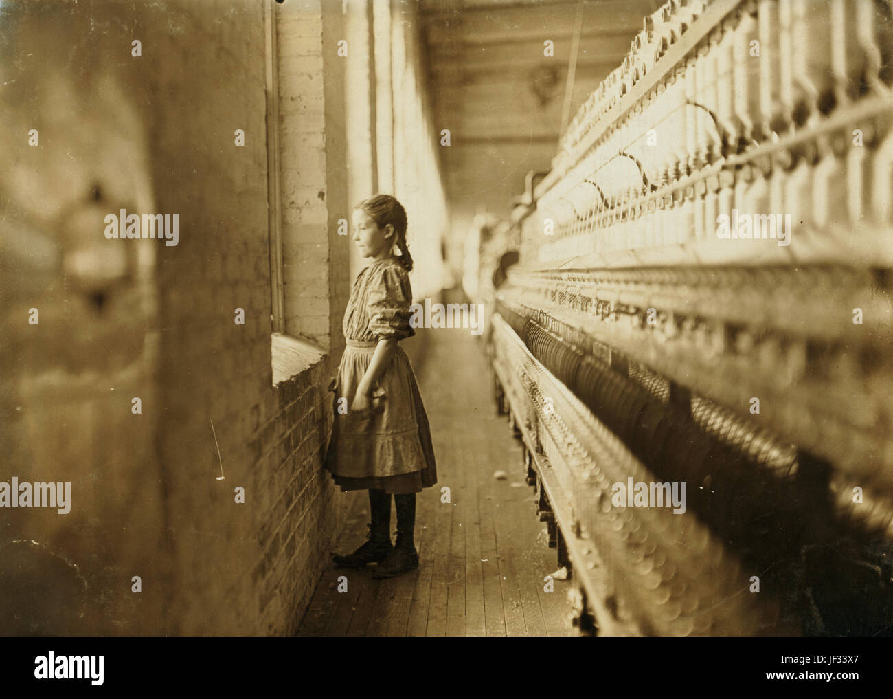 Titre : Rhodes, Lincolnton, N.C. Spinner. Un aperçu des moments du monde extérieur. A dit qu'elle était âgée de 10 ans. Travaillé plus d'un an. Emplacement : Lincolnton, Caroline du Nord. Créateur(s) : Lewis Wickes Hine, photographe, 1874-1940, Date de création/publication : novembre 1908. Moyen : 1 tirage photographique. Banque D'Images