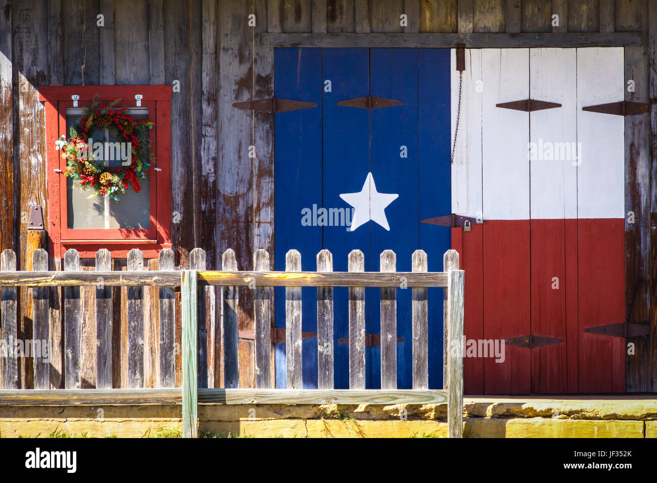 Porche de l'ancien bâtiment de ferme peinte en Texas drapeau, dans le centre du Texas Hill Country. Banque D'Images