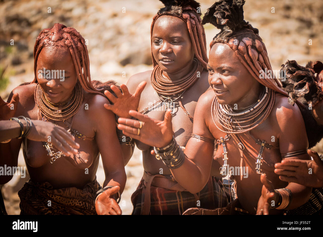 Les femmes himba traditionnel typique de la région du Damaraland en robe de le nord de la Namibie, en Afrique australe. Banque D'Images