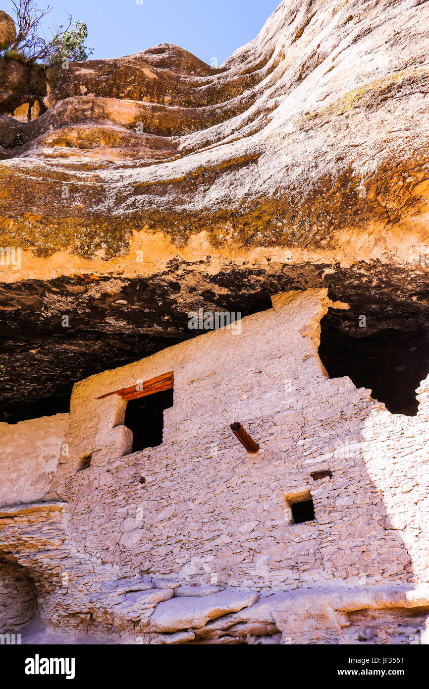 Maisons falaise à la Gila Cliff dwellings National Monument, près de Silver City, Nouveau Mexique. Banque D'Images