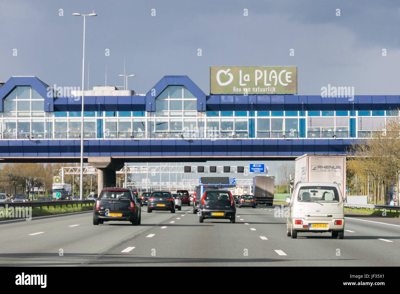 Le restaurant Bridge sur l'autoroute A4 avec traffic, Hoofddorp, Pays-Bas, Pays-Bas Banque D'Images
