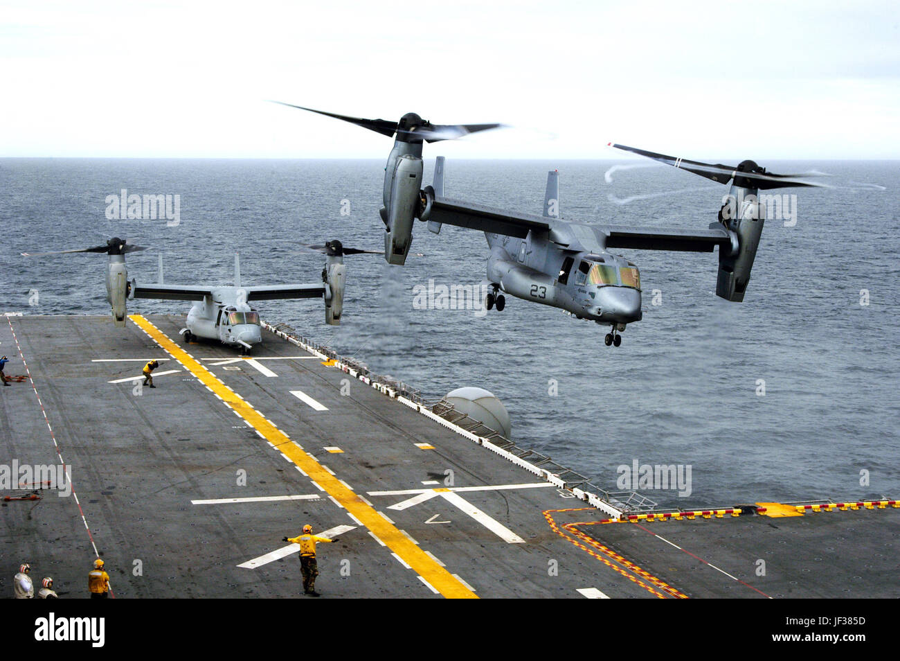 051115-N-3527B-068 UN U.S. Marine Corps MV-22B Osprey exécute un décollage vertical depuis la cabine de pilotage du navire d'assaut amphibie USS Wasp LHD (1) qu'un autre attend de lancer pendant les opérations de vol dans l'Océan Atlantique sur 15 Novembre, 2005. L'Osprey est une technologie de pointe, décollage et atterrissage verticaux ou courts polyvalents pour les avions tactiques et est prévue pour remplacer les vieux CH-46E Sea Knight et CH-53D Sea Stallion Helicopters actuellement en service. Ces Les Balbuzards sont affectés à rotors basculants Marine Test de fonctionnement et d'évaluation 22 Escadron de Marine Corps Air Station New River, N.C. Banque D'Images