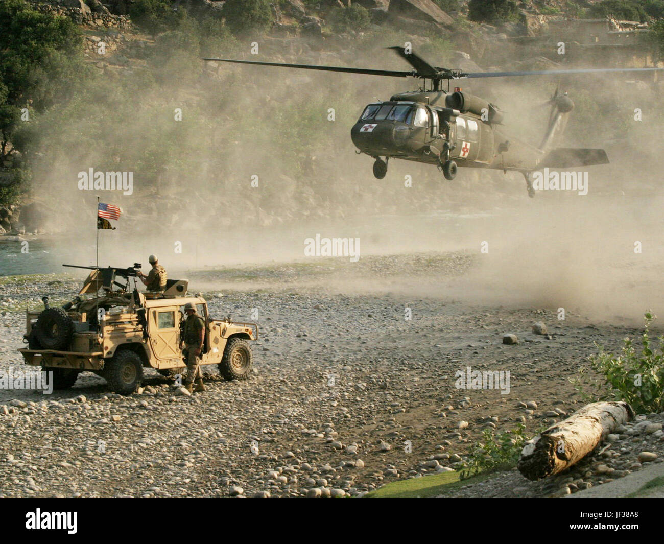 040625-M-9382M-017 Marines avec le 1er Peloton, la Compagnie Kilo, et les Forces spéciales de l'Armée de maintenir un périmètre de sécurité comme un UH-60 Black Hawk se soulève pour une évacuation médicale au sud de l'Afghanistan, le Camp de bénédiction, le 25 juin 2004. Photo par le Cpl Lance DoD. Justin M. Mason, Corps des Marines des États-Unis. (Publié) Banque D'Images